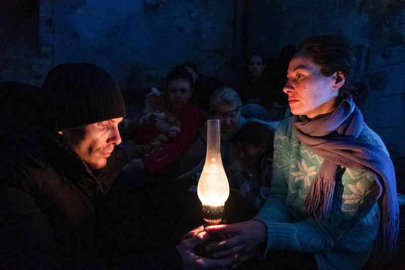 Personas se refugian en un teatro juvenil en Mariúpol, Ucrania, 6 de marzo de 2022. Captura de pantalla de la película de largometraje de FRONTLINE PBS y AP "20 Días en Mariúpol".