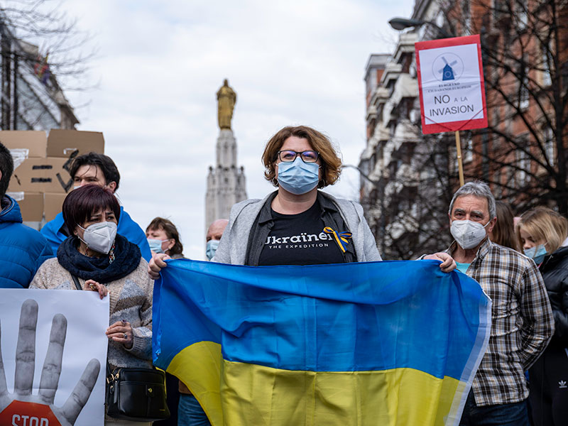 Imagen de la primera manifestación en Bilbao contra la invasión rusa en Ucrania. Se ven varios manifestantes con la estatua del sagrado corazón de fondo