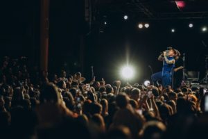 El artista ucraniano Artem Pivovarov en el escenario
