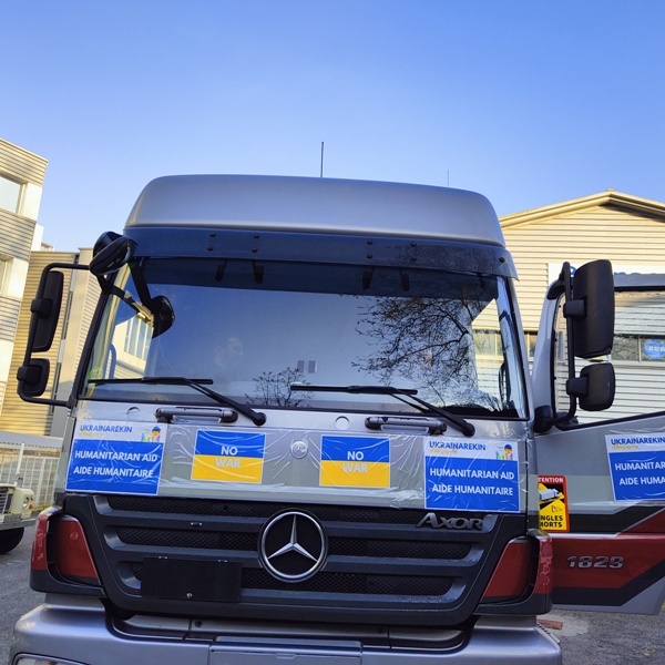 Un camión preparandose para llevar la ayuda humanitaria del País Vasco a Ucrania - Asociación Ucrania-Euskadi