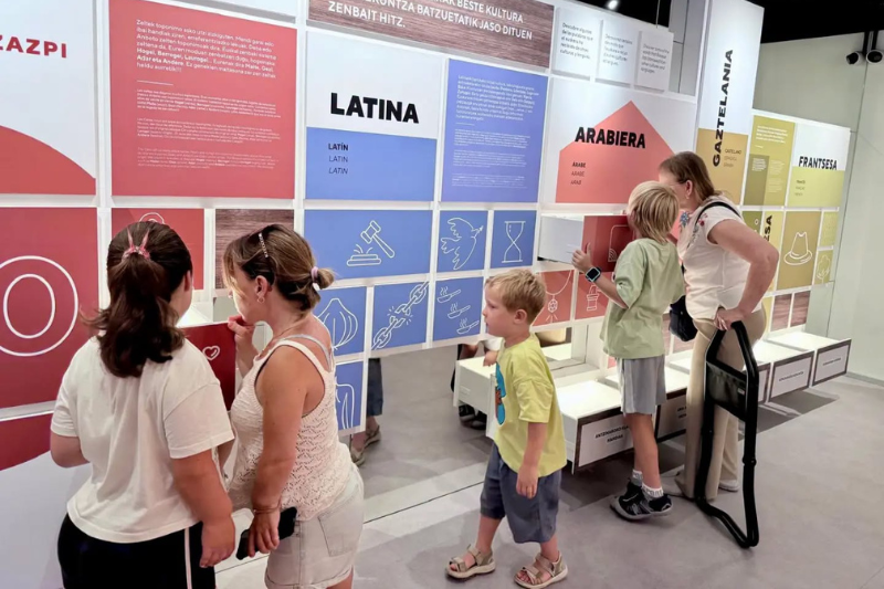 La comunidad ucraniana en Euskararen Etxea (3) La comunidad ucraniana descubre la historia y la riqueza del euskera en Euskararen Etxea