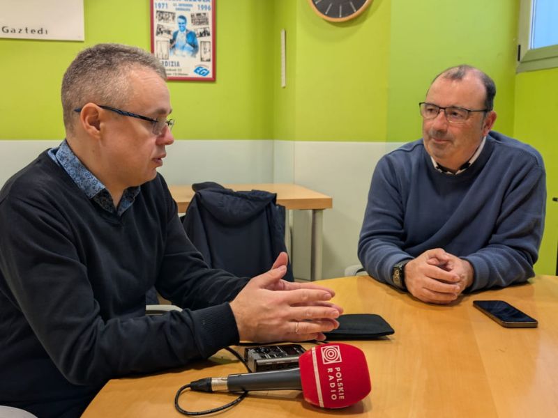 Senador del PNV en el Senado de España, Luke Urribe-Etxebarria y periodista polaco Nazar Oliynyk