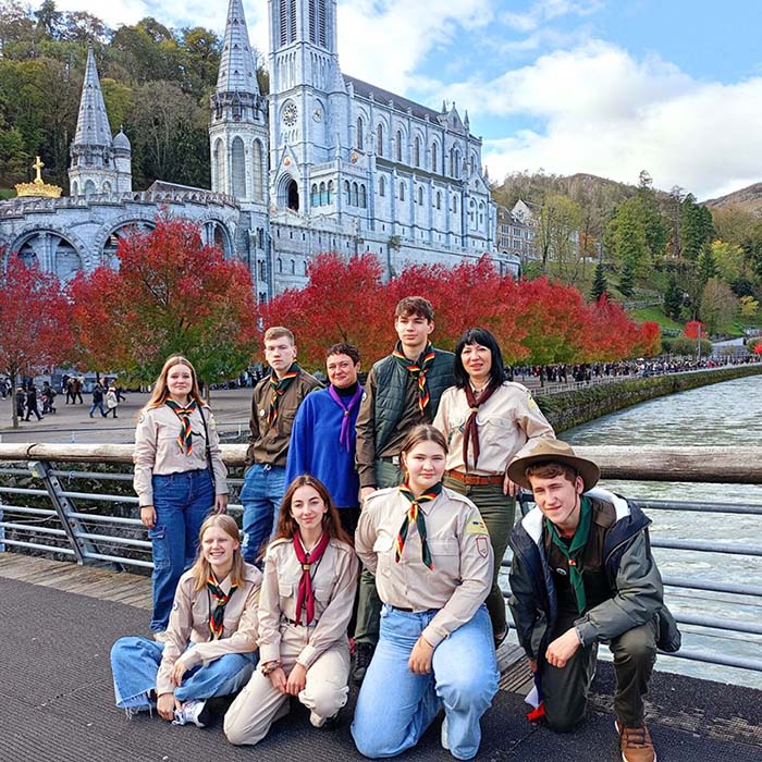 El grupo juvenil 'Pershoprokhidtsi' se reúne con otros scouts ucranianos de Plast España en el encuentro en Lourdes - Asociación Ucrania-Euskadi